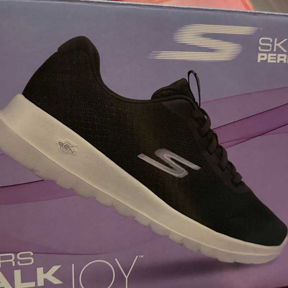 Sketchers go walk joy women’s size 8
Black Machine Washable NWT